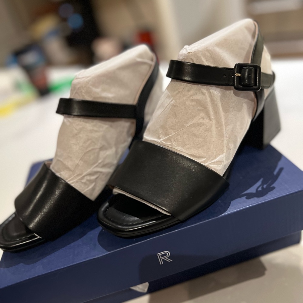 Rockport Wide heel sandals FIT VERY LARGE